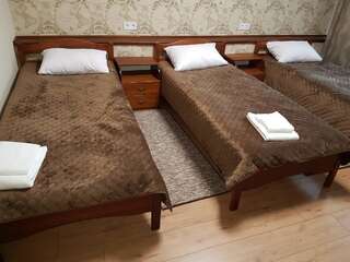 Отели типа «постель и завтрак» готель Біля фонтану Винница Трехместный номер с ванной комнатой-3