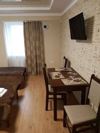 Отели типа «постель и завтрак» готель Біля фонтану Винница Двухместный номер с 2 отдельными кроватями и ванной комнатой-3