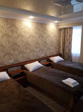 Отели типа «постель и завтрак» готель Біля фонтану Винница Трехместный номер с ванной комнатой-5
